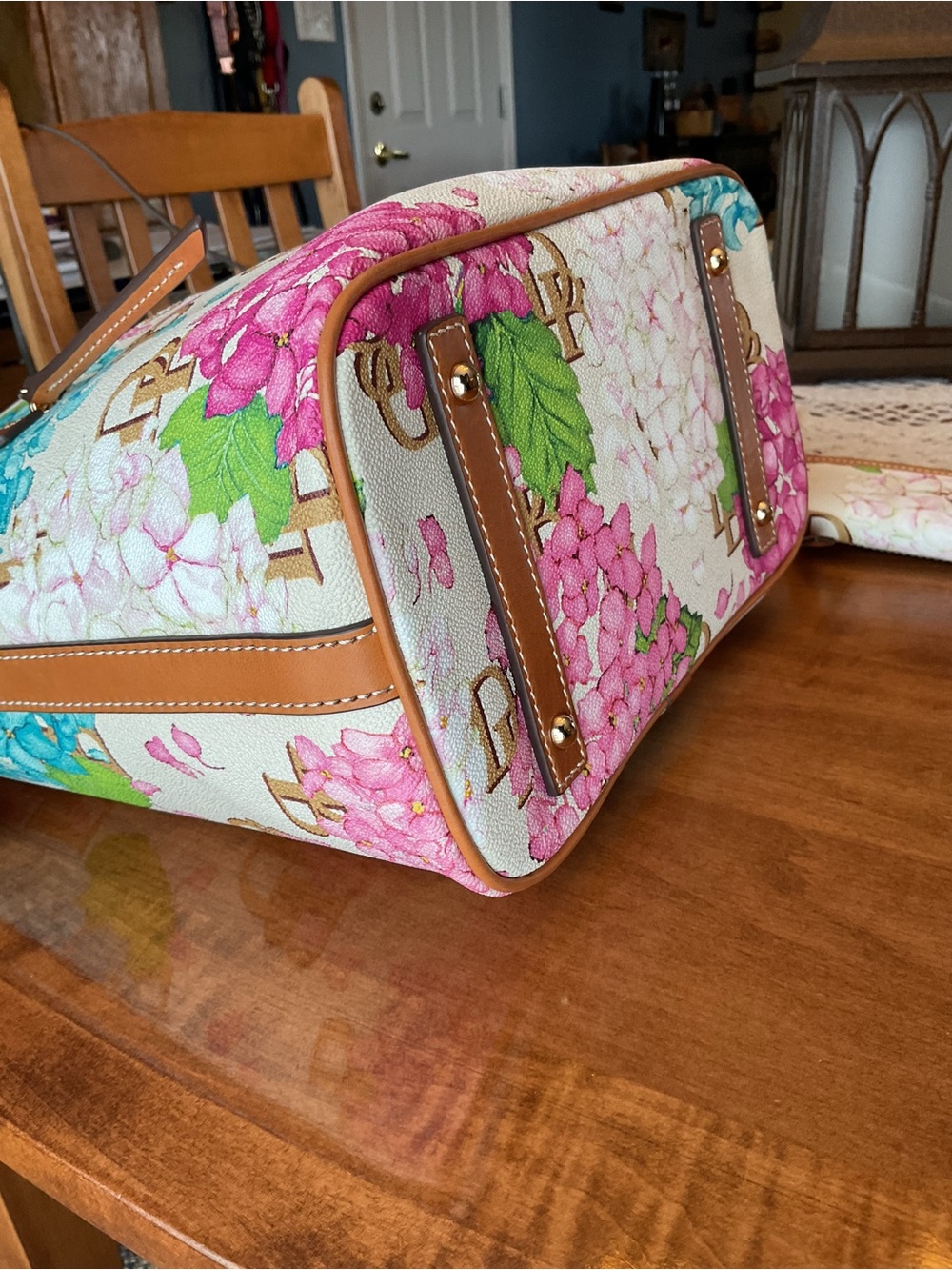 Dooney & Bourke Cream Hydrangea Large Sac - Picture 6 of 16